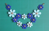 금 가재 클립을 가진 아BS 물자 handmade 목걸이를, 진한 파란색과 밝은 파란색 꽃이 피십시오