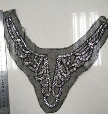 장식적인 여자는 Handmade 구슬로 만드는 고리, 진주 고리를 옷을 입습니다
